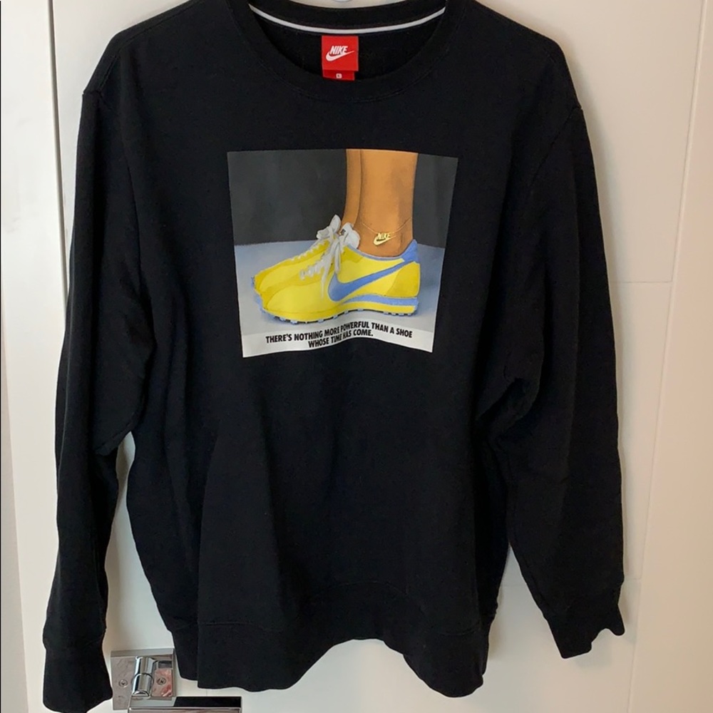 NIKE women’s crew sweatshirt with graphic